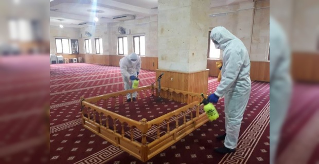 Karaköprü'de Cuma Namazı öncesi ilçede bulunan tüm camilerde dezenfekte çalışması yapıldı.