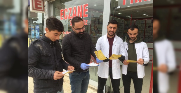 Mardin Büyükşehir Belediyesi bilgilendirme broşürü dağıtıyor.