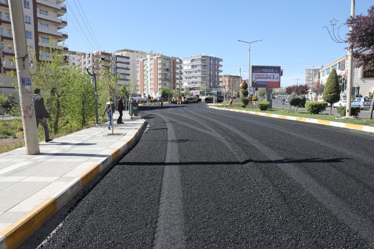 Büyükşehir Belediyesi, 13 ayrı ilçede yürüttüğü asfalt çalışması kapsamında 2 Milyon 930 Bin metrekarelik asfalt serimi gerçekleştirdi.