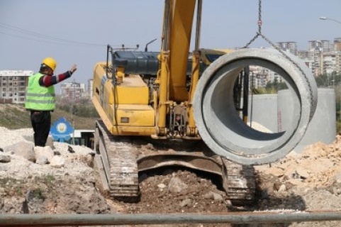 Karaköprü'de kollektör hat döşeme çalışmaları aralıksız devam ediyor