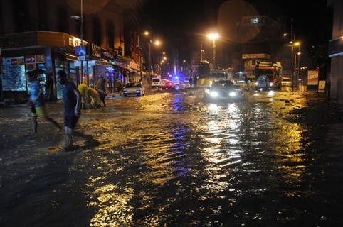Viranşehir'de Etkili Olan Sağanak Yağmur Hayatı Felç Etti