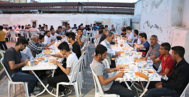 Siverek Ağaçhan Parkta düzenlenen iftar programına vatandaşlar yoğun katılım.