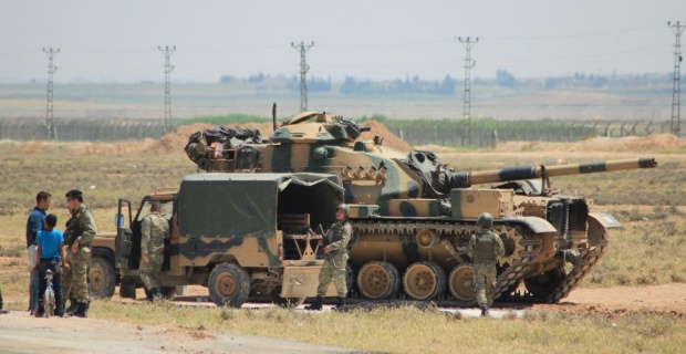Suriye sınır hattına askeri zırhlı araçlar yerleştirildi.