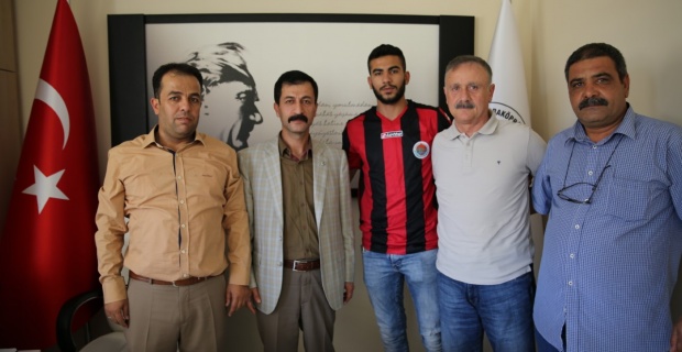 Karaköprü Belediyespor,Mehmet Eksik ve Sağ Bek Alper Hamdi Bayraktar'ı kadrosuna kattı.
