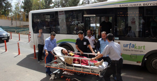 Sıcaktan bayılan yolcuyu otobüsle hastaneye getirdi
