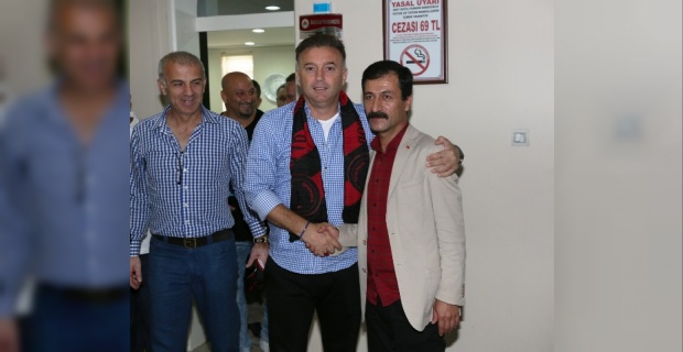Efsane Futbolcular Karaköprü Belediyespor'u ziyaret ettiler.
