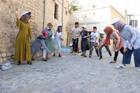 Türk ve Suriyeli çocuklar sokak oyunlarında bir araya geldi.