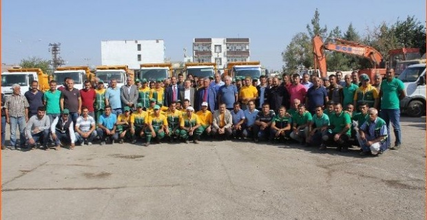 Viranşehir Belediyesi İdarecileri, güne işçilerle bir araya gelerek başladı.