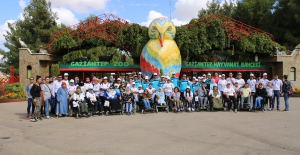110 engelli kursiyer hayvanat bahçesini gezdi.