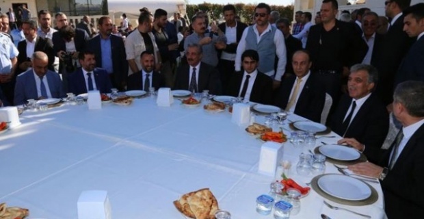 Abdullah Gül,onuruna verilen yemekte