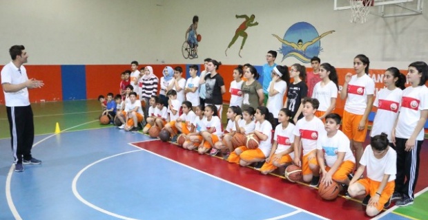 Şanlıurfa'da Büyükşehir Belediyesi basketbol takımları sezona hazır.