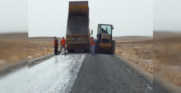 Viranşehir'de 25 kilometrelik yol sathi asfalt ile kaplandı.