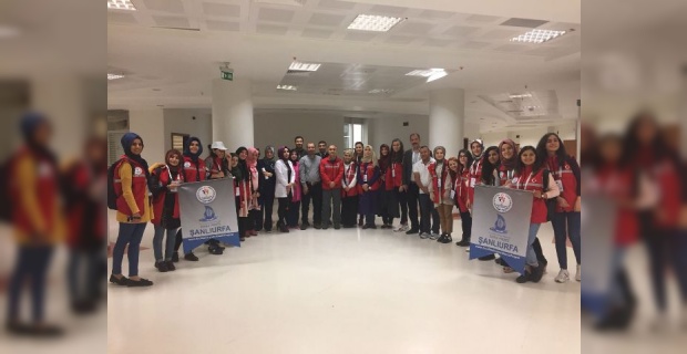 Gönüllü üniversite öğrencileri Şanlıurfa eğitim ve araştırma hastanesini ziyaret etti.