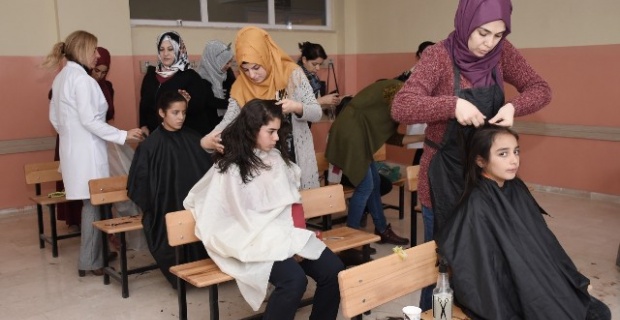Hilvan'da, Kız Öğrencilere Ücretsiz Saç Bakımı