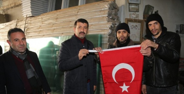 Eyyübiye Belediyesi 10 bin Türk bayrağı dağıttı.