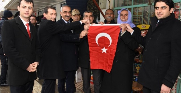 Hilvan'da, Milli Birlik ve Beraberlik İçin Türk Bayrağı Dağıtıldı