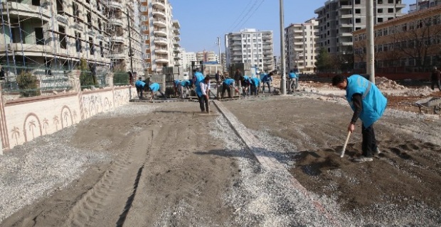 Karşıyaka'da kilitli beton parke döşeme çalışmaları devam ediyor.