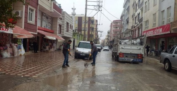 Viranşehir Belediyesi Meteoroloji Bölge Müdürlüğünün sağanak yağış uyarısı üzerine tedbir almaya başladı.
