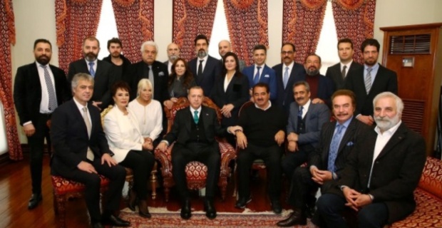 Erdoğan, Beylerbeyi Sarayı'nda sanatçıları kabul etti.