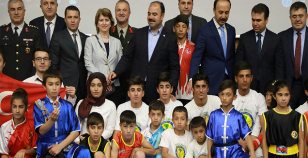 19 Mayıs Atatürk'ü Anma Gençlik ve Spor Bayramı düzenlenen törenlerle kutlandı.
