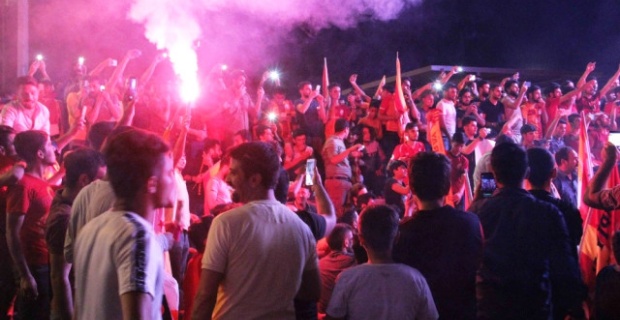 Galatasaraylı Taraftarlar Meydanlara İndi