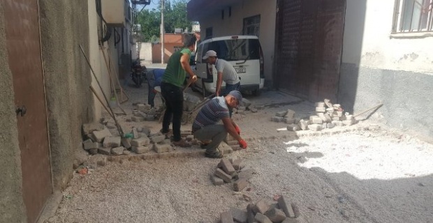 Akçakale'de kilitli beton parke döşeme çalışmaları devam ediyor