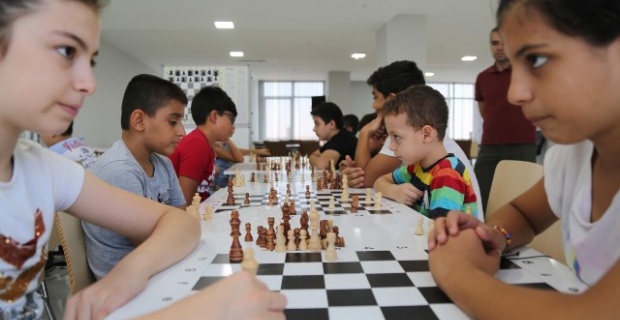 Gençler satranç öğreniyor