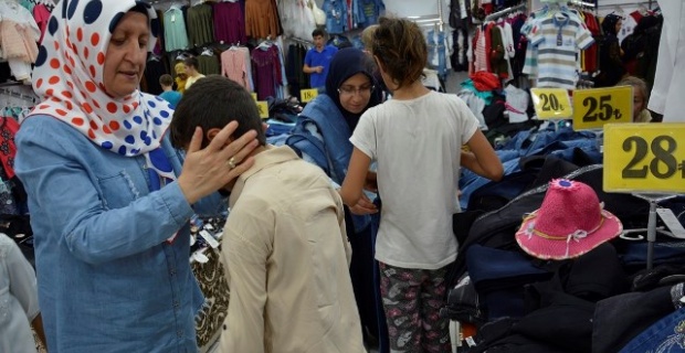 Siverek'te Bayram öncesi 600 yetime elbise yardımı