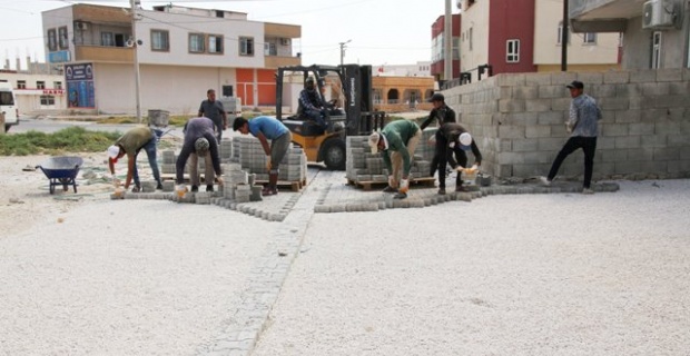 Süleyman Demirel mahallesinde kilitli parke taşı döşeme çalışmaları devam ediyor.