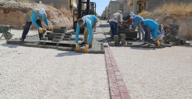 Haliliye Belediyesi,Devteşti Mahallesi’nde açılan yeni sokaklara kilitli parke döşeme çalışması başlattı.