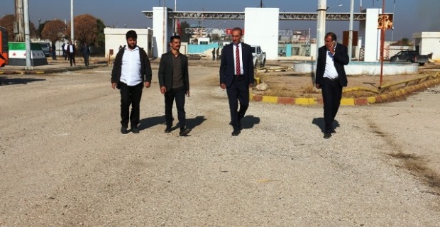 Başkan Yalçınkaya Tel Abyad sınır kapısında.