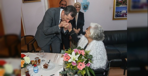 Milli Eğitim Bakanı Ziya Selçuk, huzurevinde yaşamını sürdüren emekli öğretmenlerle bir araya geldi