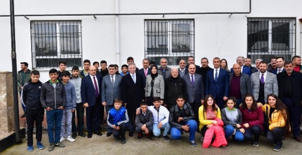 Gaziantep Valisi Gül, Nizip Mesleki Eğitim Merkezinde incelemelerde bulundu.