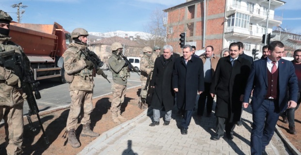 Başkan Beyazgül,Elazığ’da deprem bölgesinde temaslarını sürdürüyor.