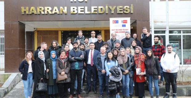Başkan Özyavuz,çeşitli ülkelerinden gelen gençleri ağırladı.