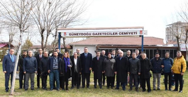 Vali Güzeloğlu,Güneydoğu Gazeteciler Cemiyetini ziyarete etti.