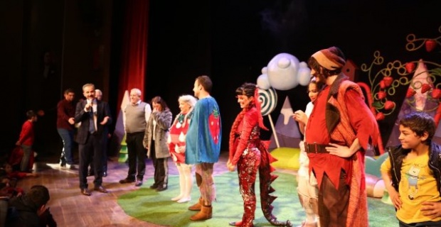 Adıyaman Belediye Başkanı Kılınç,Tiyatro Oyununu Minik Öğrencilerle Beraber İzledi.