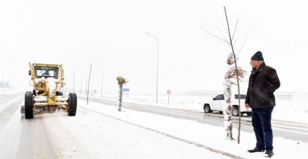 Başkan Soylu,karla mücadele çalışmalarını sahada takip etti.
