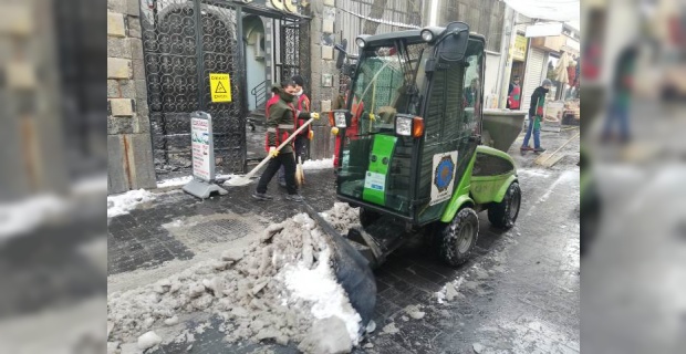 Diyarbakır Büyükşehir "kaldırımları kar ve buzlardan arındırıyoruz"