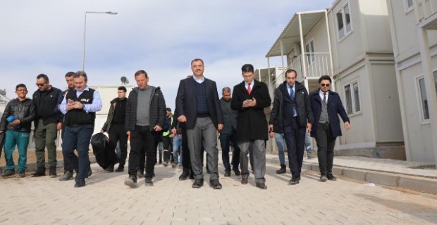 Elazığ Valisi Kaldırım, Geçici Konteyner Konaklama alanını ziyaret etti.