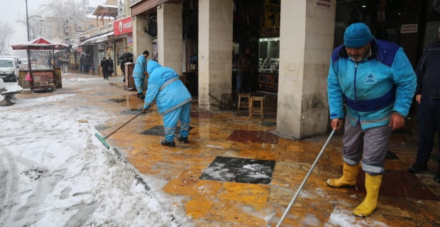 Eyyubiye Belediyesi 110 personel ve iş makinalarıyla kar nöbeti tuttu.