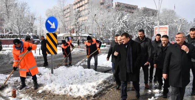 Malatya Büyükşehir Belediye Başkanı Gürkan "ekiplerimizle birlikte sahadayız..."