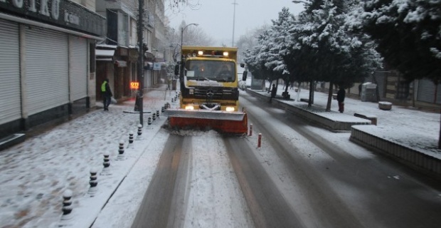 Şanlıurfa Büyükşehir Belediyesinin kar mesaisi devam ediyor