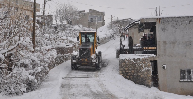 Şırnak'ta Köy Yollarının ulaşıma açık kalması için yoğun çalışma devam ediyor.