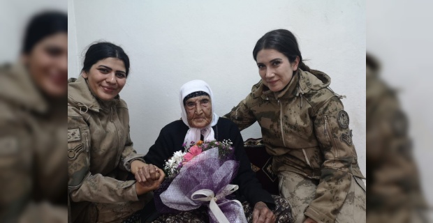 Adıyaman Jandarma'dan 114 Yaşındaki Fatma Nineye ziyaret