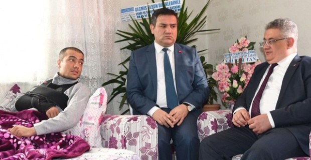 Adıyaman Valisi Pekmez,Gazi Topal’ı Besni'deki evinde ziyaret etti