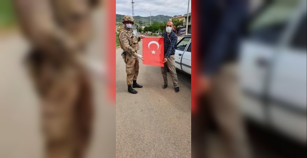 Adıyaman Valiliği " Vefa Sosyal Destek Grubu Türk Bayraklarıyla rengârenk süsledi"