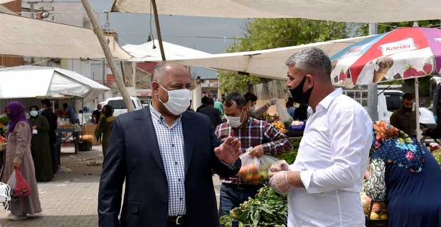 Ceylanpınar Belediye Başkanı Soylu,esnaf ve vatandaşlara maske dağıttı.