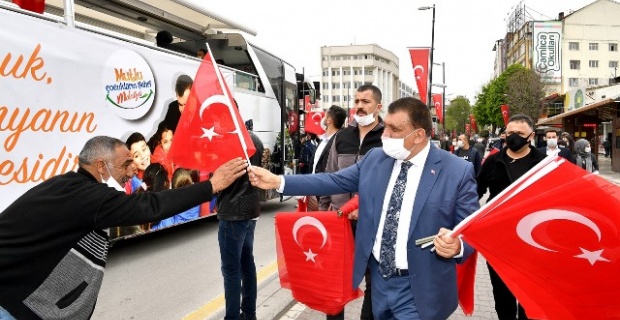 Malatya Büyükşehir Belediye Başkanı Gürkan "Şanlı Türk Bayrağımızı hemşehrilerimize taktim ettik"