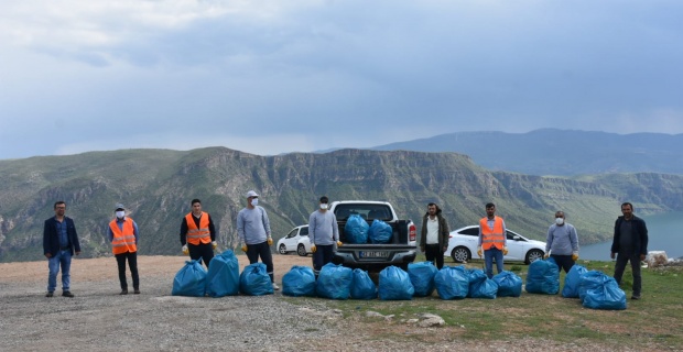 Siirt Belediyesi "Deyr Tepesi'ndeki çöpleri temizledik"